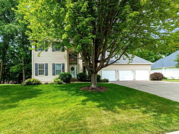 905 BRIDGEVIEW Place, Le Claire, IA 52753