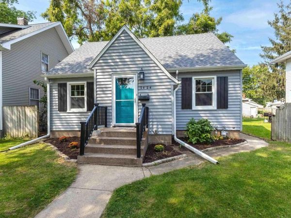 2424 DAVENPORT Avenue, Davenport, IA 52803