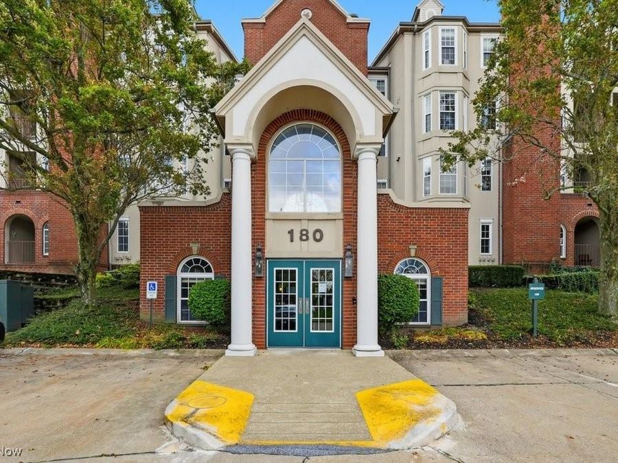 180 Fox Hollow Drive, Unit 105, Mayfield Heights, OH 44124 Photo 1