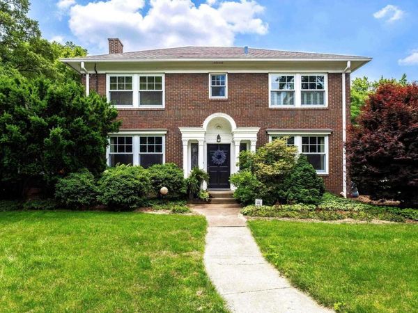 2905 MIDDLE Road, Davenport, IA 52803