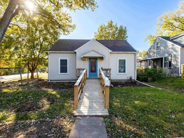 2103 W HIGH Street, Davenport, IA 52804