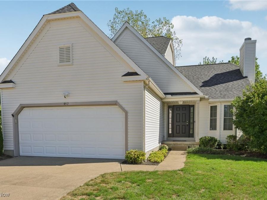 957 Devonwood Drive , Wadsworth, OH 44281 Photo 1