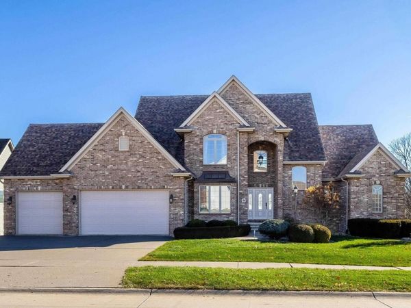 9 Cobblestone Ln Lane, Leclaire, IA 52753