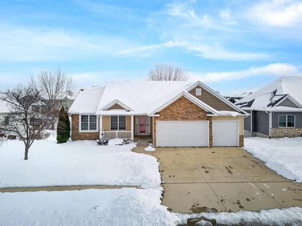 6 Blackstone Court, Le Claire, IA 52753