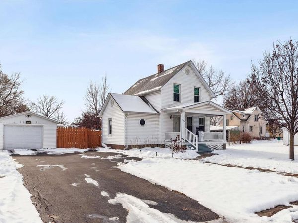 864 W GROVE Street, Galesburg, IL 61401