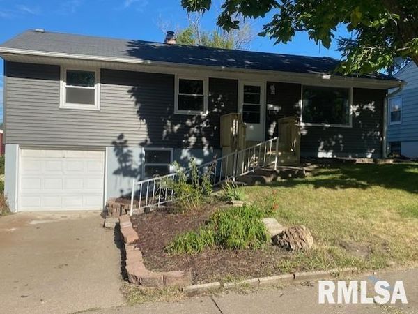 926 Cimarron Dr Drive, Davenport, IA 52804