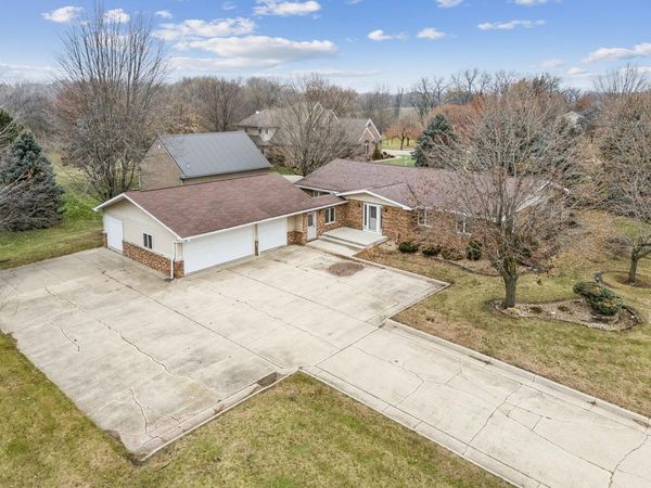 1604 5th St. SE, Dyersville, IA 52040