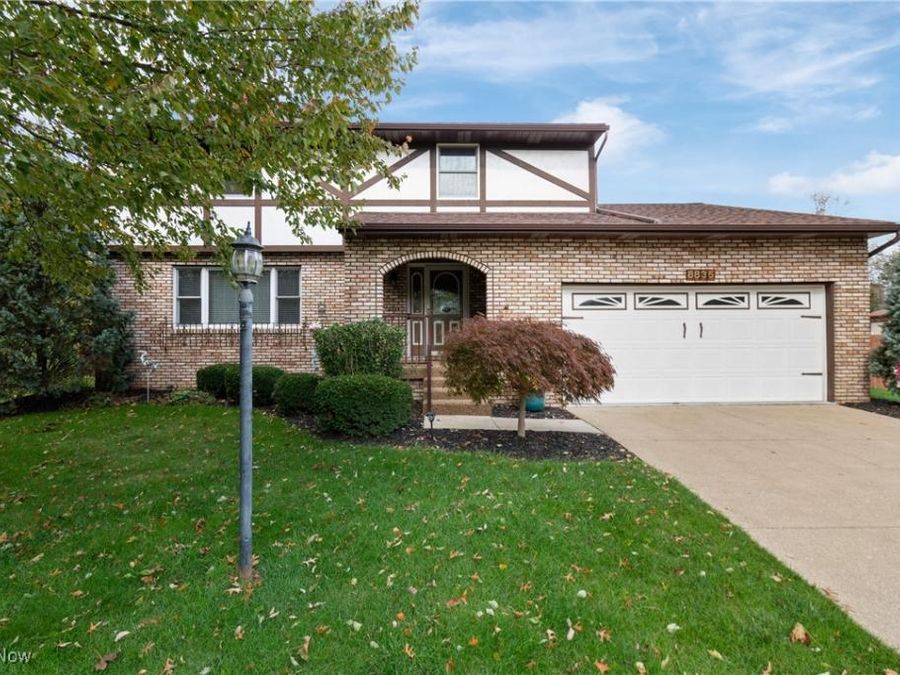 8835 Blitzen Road NW, North Canton, OH 44720 Photo 1