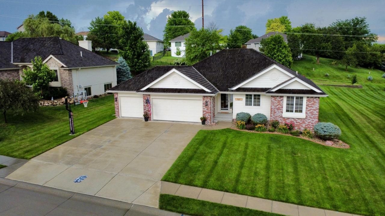 1527 CHESTNUT Drive, COUNCIL BLUFFS, IA 51503