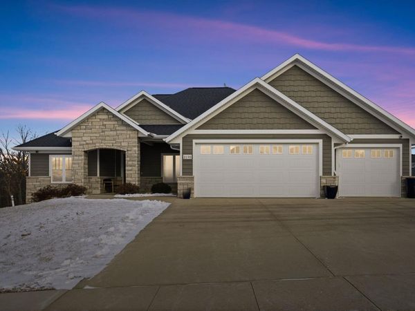 2195 Creek Wood Drive, Dubuque, IA 52003