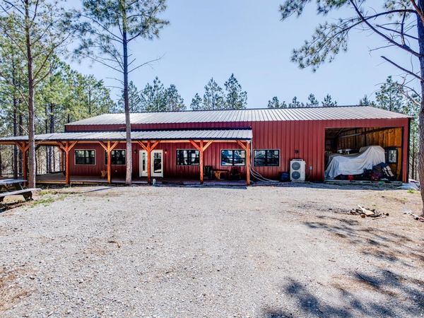 201 Summit Dr , Linden, TN 37096