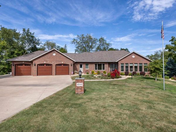 10867 Golden Oaks Drive, Dubuque, IA 52003