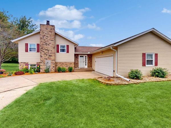 25 WOODCREST Drive, Geneseo, IL 61254