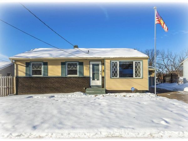 1110 HILLANDALE Road, Davenport, IA 52804