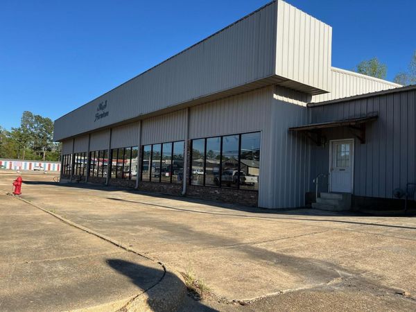1103 E Main St, Philadelphia, MS 39350