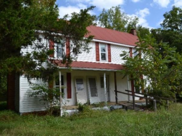 1046 Livingston Hwy , Byrdstown, TN 38549