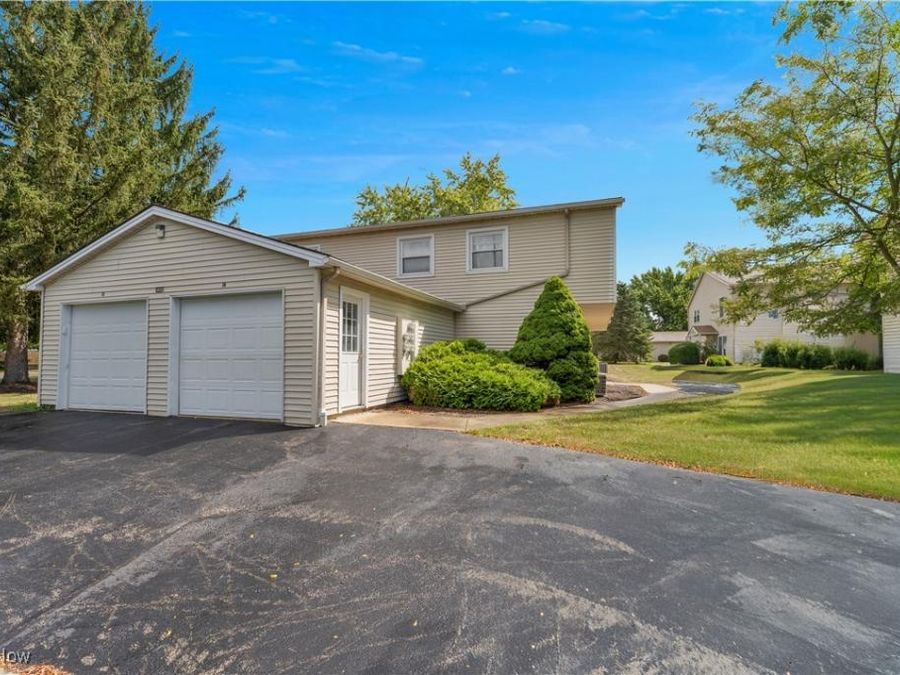 3012 Ivy Hill Circle , Cortland, OH 44410 Photo 1