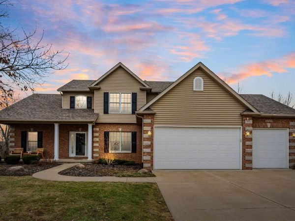 5521 N Ridge Circle, Bettendorf, IA 52722