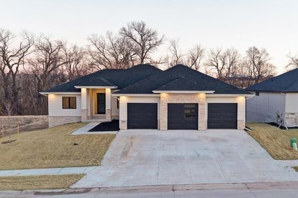 20001 V Street, Omaha, NE 68135