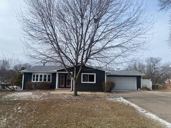 2328 Salem Court, Bettendorf, IA 52722