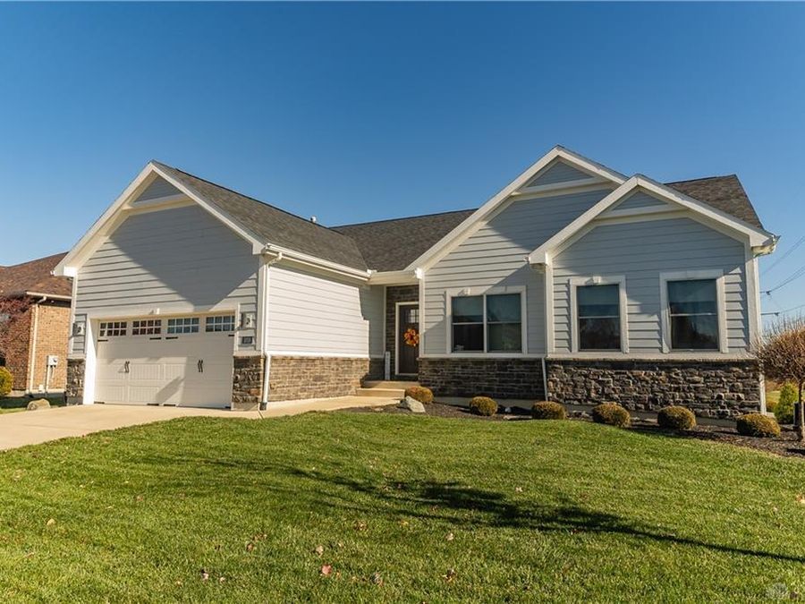 1018 Hunters Ridge Drive, Tipp City, OH 45371 Photo 1