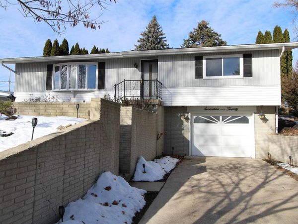 1720 E Lawn Drive, Savanna, IL 61074