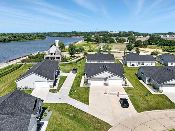 141 Beacon Harbor Pkwy Circle, Unit 141, East Moline, IL 61244