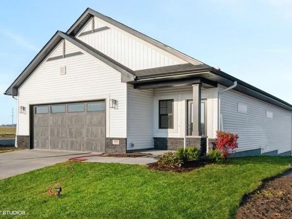 787 Clover Hill Dr, North Liberty, IA 52317