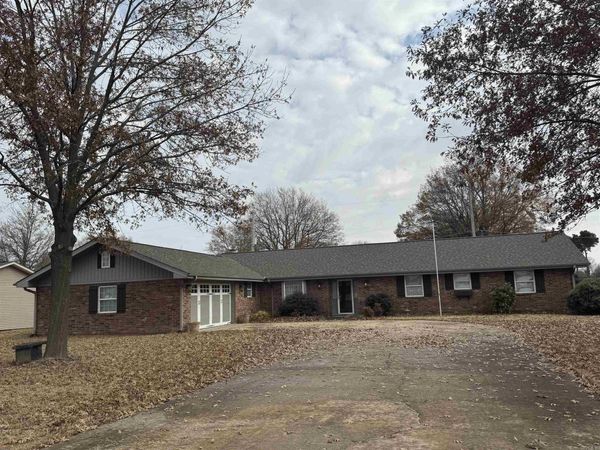 2111 Oak S , Stuttgart, AR 72160