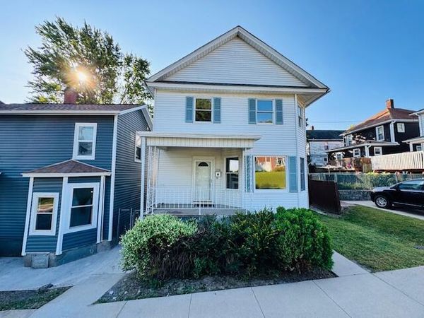 106 E 8TH ST, Muscatine, IA 52761