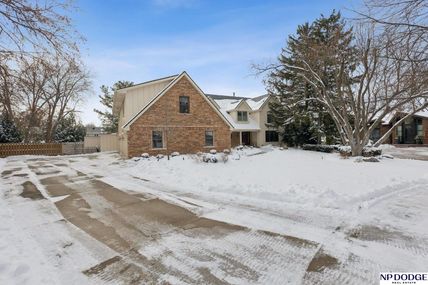 9826 Harney Pkwy N, Omaha, NE 68114
