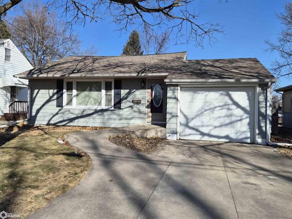 1013 4Th Avenue E, Oskaloosa, IA 52577