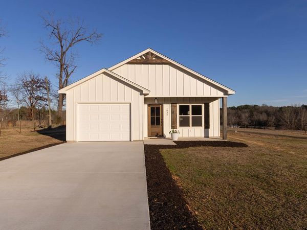1835 Dees Road, Batesville, MS 38606
