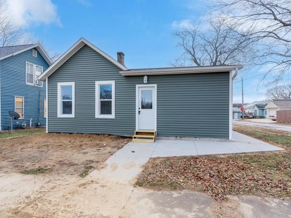 1402 E 5TH ST, Muscatine, IA 52761