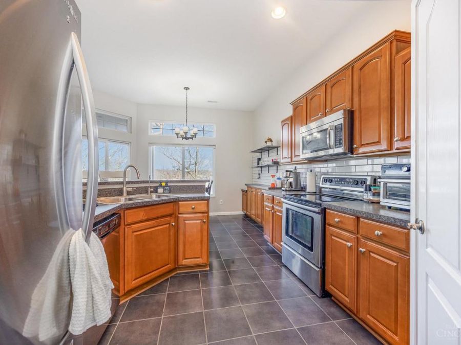 8060 Bridge Point Drive, Unit 7-302, Green Township, OH 45248 Photo 10