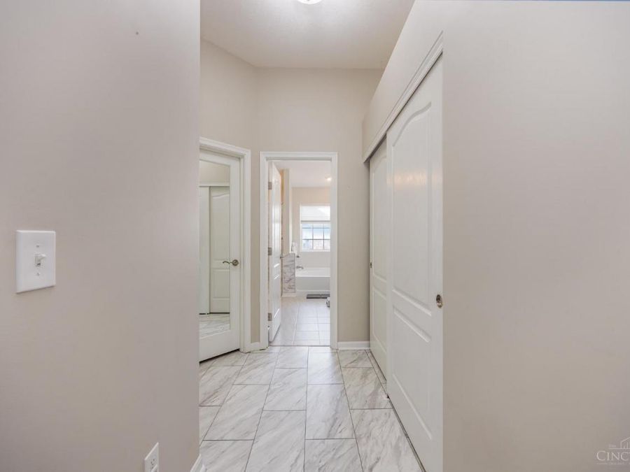 8060 Bridge Point Drive, Unit 7-302, Green Township, OH 45248 Photo 12