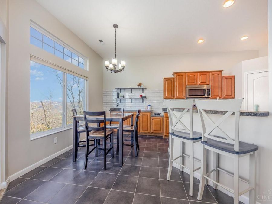 8060 Bridge Point Drive, Unit 7-302, Green Township, OH 45248 Photo 8