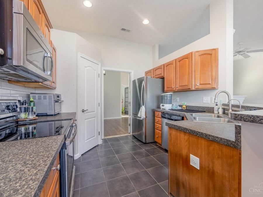 8060 Bridge Point Drive, Unit 7-302, Green Township, OH 45248 Photo 9