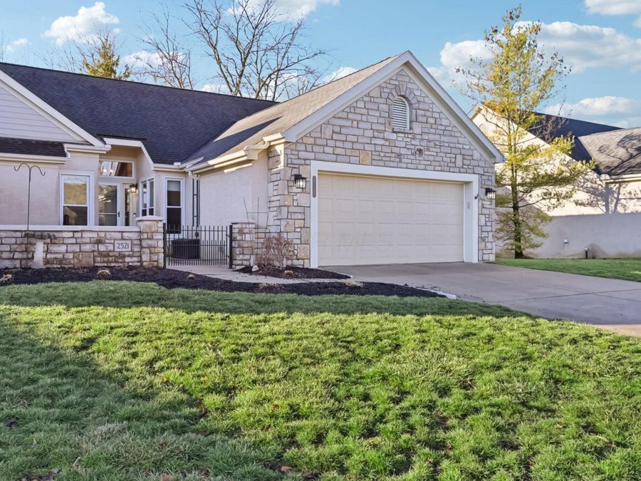 2521 Vililly Circle E, Grove City, OH 43123 Photo 1