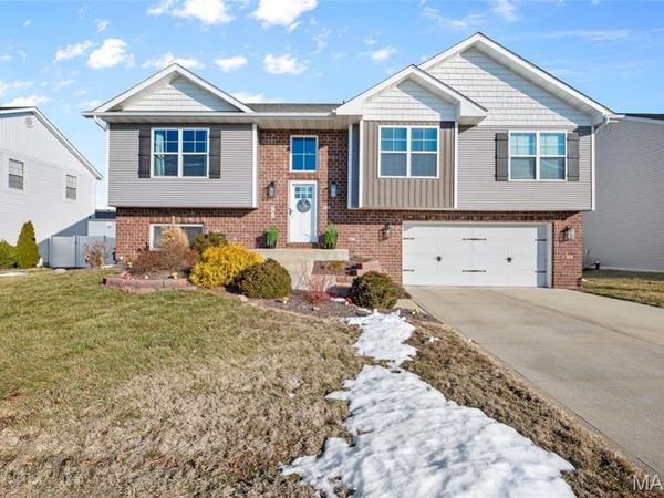 504 Dakotah Dr , St Jacob, IL 62281