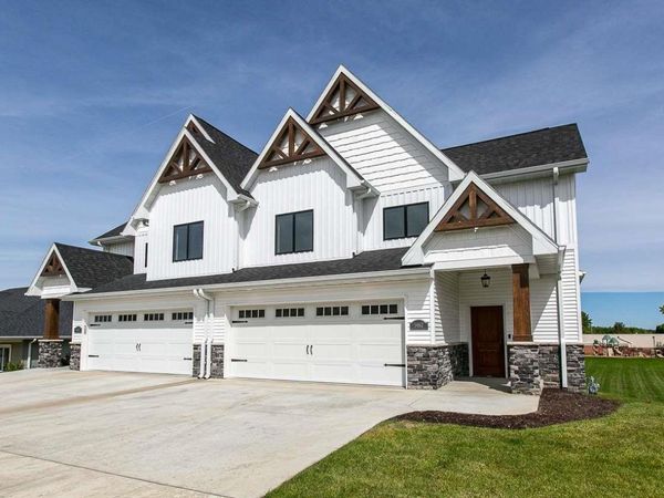 1462 Autumn Ridge Lane, Dubuque, IA 52003