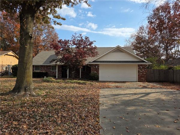 523 Oakwood Street , Lowell, AR 72745