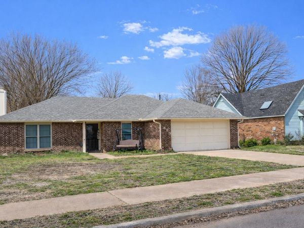 895 AUTUMN WOODS DR E, Southaven, MS 38671