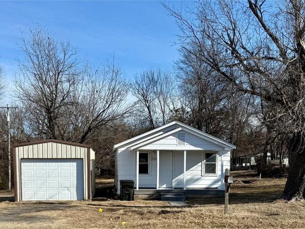 204 N Garrison Avenue , Fort Gibson, OK 74434