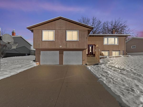 702 WOODLAND WAY, Muscatine, IA 52761