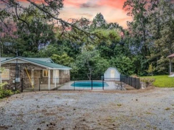 824 Carter Blake Rd , Tullahoma, TN 37388