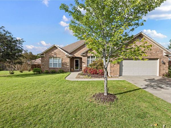 68 Larkspur Court , Russellville, AR 72802