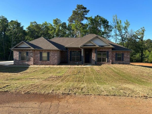 522 Crestview Cir, Columbus, MS 39702