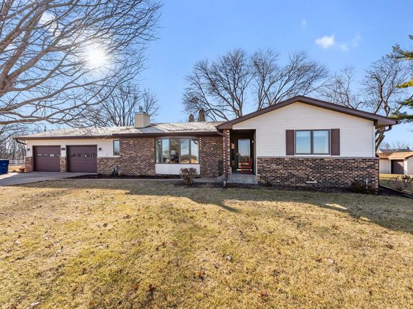 6008 92nd Avenue W, Taylor Ridge, IL 61284