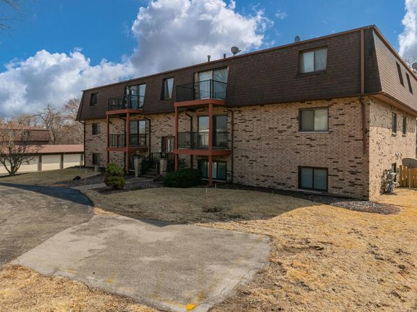 5102 25th Avenue Court, Unit 201, Moline, IL 61265